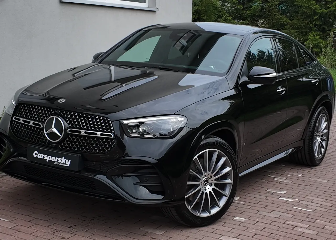 Czarny Mercedes-Benz GLE Coupe zaparkowany na utwardzonym podjeździe, z tablicą rejestracyjną Carspersky Detailing, zabezpieczony folią PPF na całym przednim zderzaku.